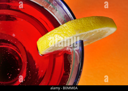 Nahaufnahme der Zitronenscheibe in Getränke Stockfoto