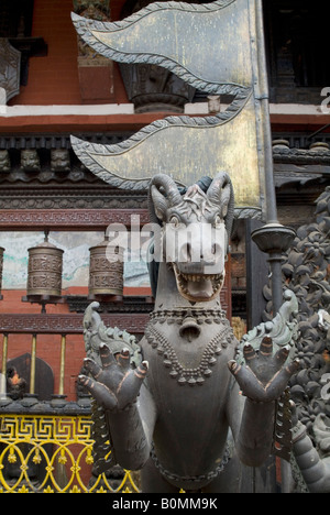 Statue von Fabelwesen, Mahavihar Tempel, Patan, Nepal. Stockfoto