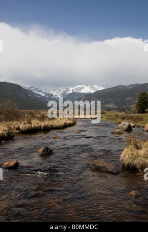 Schnelle Bewegung fließt durch Moraine Park mit Schnee bedeckt Rockies im Hintergrund Rocky Mountain National Park Colorado USA Stockfoto