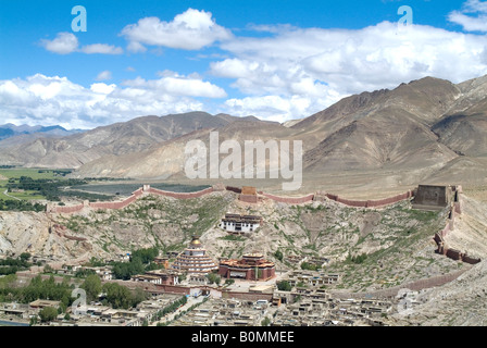 Blick von der Festung mit Blick auf Gyantse, einschließlich Kumbum, Tibet, China. Stockfoto