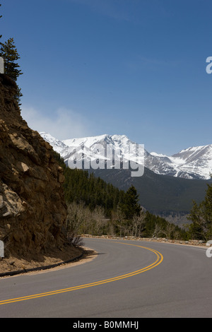 Ein Knick in der Trail Ridge Road zeigt schneebedeckten Berge mit klaren blauen Himmel in Rocky Mountain Nationalpark Colorado USA Stockfoto
