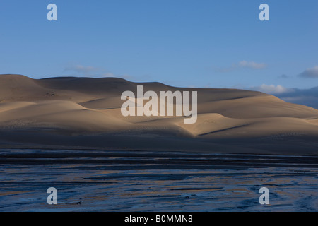 Medano Creek fließt im zeitigen Frühjahr entlang der Düne Bereich Great Sand Dunes National Park und Erhalt Colorado USA Stockfoto