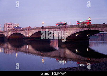 Blick auf die Themse und Putney Bridge, London. VEREINIGTES KÖNIGREICH. Stockfoto