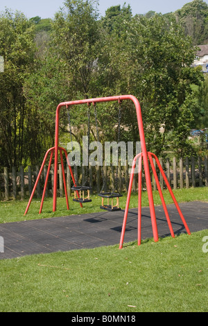 Die Kinder schwingen mit schwarzer Schutzfläche unten in den Ventnor Botanic Gardens, Insel Wight, England, Großbritannien Stockfoto