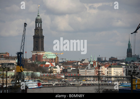 Blick über den Fluss Elbe Wahrzeichen St. Michaelis-Kirche und Rathausturm, Hamburg, Deutschland Stockfoto