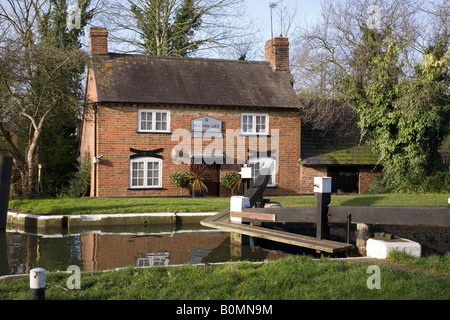 Die Schleusenwärter Cottage und Schlösser an den Fluss Wey am neuen Haw, in der Nähe von Basingstoke Canal, Woodham. Surrey. VEREINIGTES KÖNIGREICH. Stockfoto
