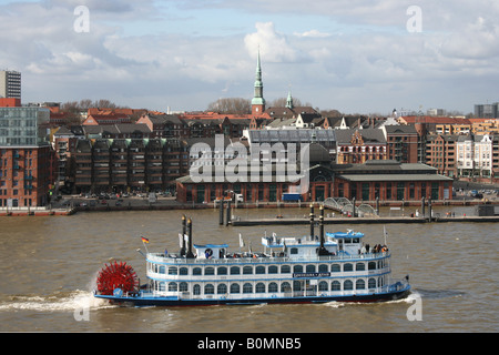 Eine Hafenrundfahrt Schiff im Stil von einem Mississippi-Dampfer in Hamburg, Deutschland Stockfoto