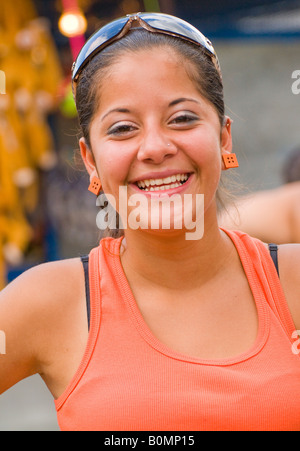 COSTA RICA glückliche junge Frau Festival-Aktivitäten in der Stadt Pejibaye Cartago Provinz Karibik Piste genießen Stockfoto
