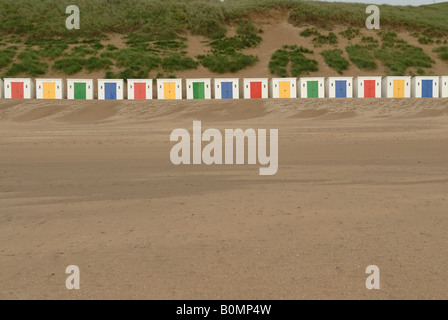 Bunte Strandhäuschen auf Woolacombe Beach North Devon England UK Stockfoto