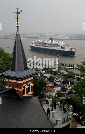 Incoming Queen Mary II. im ehemaligen Fischerdorf Blankenese liegt auf den Hügeln entlang der Elbe am Stadtrand von Hamburg, Deutschland Stockfoto