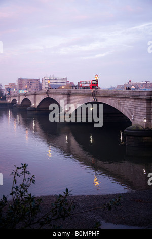 Blick auf die Themse und Putney Bridge, London. VEREINIGTES KÖNIGREICH. Stockfoto