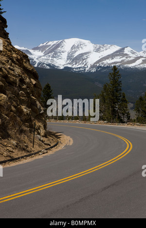 Ein Knick in der Trail Ridge Road zeigt schneebedeckten Berge mit klaren blauen Himmel in Rocky Mountain Nationalpark Colorado USA Stockfoto