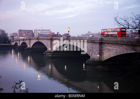 Blick auf die Themse und Putney Bridge, London. VEREINIGTES KÖNIGREICH. Stockfoto