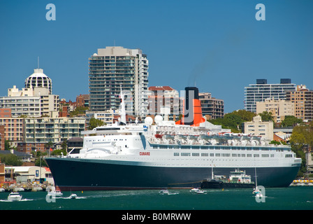 Cunards Queen Elizabeth 2 Kreuzfahrtschiff während der letzten Reise in Sydney Hafen Australien Stockfoto