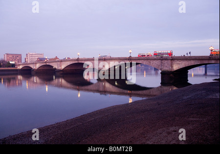 Blick auf die Themse und Putney Bridge, London. VEREINIGTES KÖNIGREICH. Stockfoto