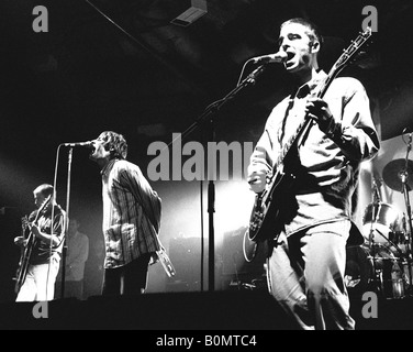 Liam Gallagher und Noel Gallager Oase, die live im Sheffield Octagon Zentrum, 1. Dezember 1994 auf dem ersten vollen Stockfoto