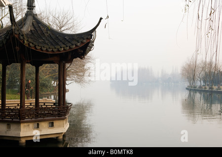 Ein Pavillon am Wasser West Lake Hangzhou Zhejiang Provinz Chinas Stockfoto