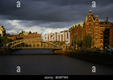 Blick über den inner Harbour in die historischen Speicher Stadt Speicherstadt in Hamburg, Deutschland Stockfoto