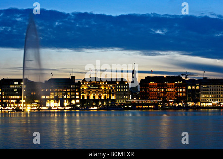 Blick über den See Binnenalster, die Einkaufsmeile Jungfernstieg in Hamburg, Deutschland Stockfoto