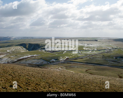 Die Aussicht vom Mam Tor Richtung Winnats Pass, im Schatten, links. Und Moor-Landschaft von der der Peak District National Park. Stockfoto