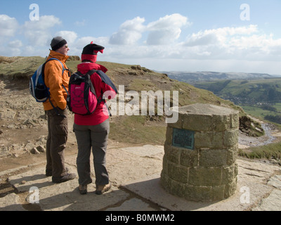 Paar freuen sich nach Süden aus ein Denkmal Tom Hyett am Hollins Cross auf Mam Tor Weg. Peak District National Park. Derbyshire UK Stockfoto