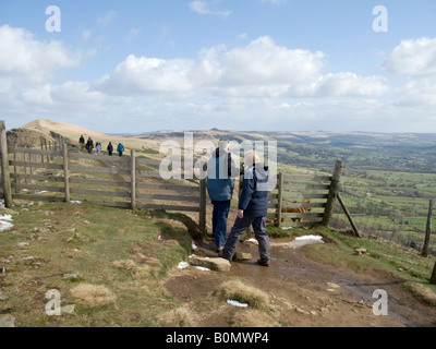 Paare, die Weitergabe durch ein Tor auf dem Fußweg über Mam Tor. Peak District National Park. UK Stockfoto