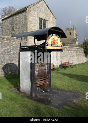 Der Grill Spieß für Eyam jährliche Schaf-braten. Eyam, Derbyshire. England. UK Stockfoto