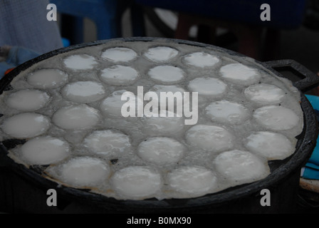 die Art zu kochen Khanomkrok (Art der Thai Zuckerbrot) Stockfoto