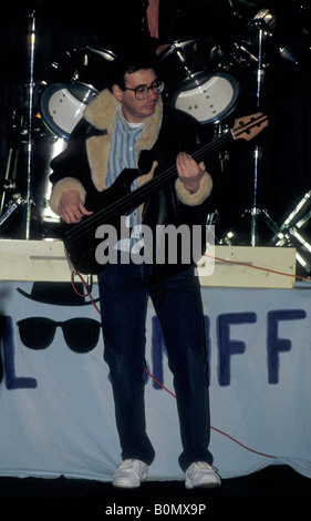 Hunde hören Bass-Spiel auf einem kalten London Winternacht Stockfoto