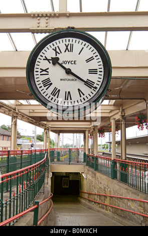 Uhr und Plattform Eingang Rampe Carnforth Bahnhof Lancashire England Stockfoto