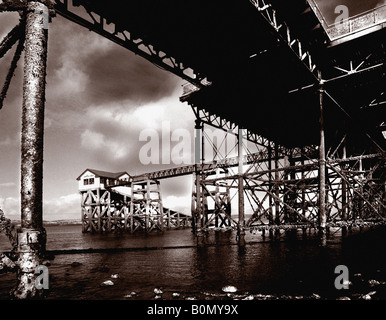 Dies ist ein Foto von der Unterseite der Mumbles-Pier mit dem Rettungsboot Haus und Slipanlage im Hintergrund Stockfoto