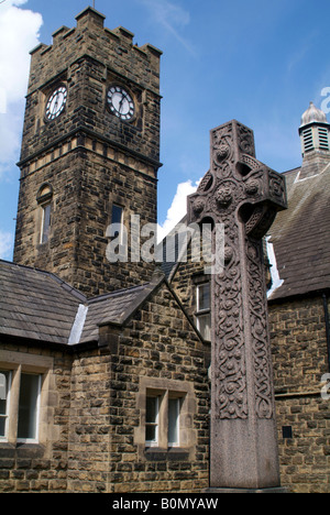 Queens Hall einem öffentlichen Gebäude mit einem Denkmal keltischen Stil cross im Vordergrund Burley in Wharfedale Stockfoto