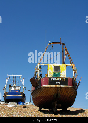 Zwei Fischerboote auf dem Stade in Hastings Stockfoto