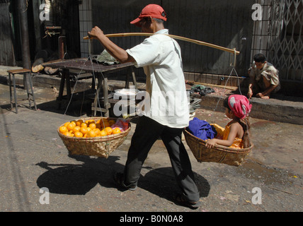 Straße Obst-Verkäufer mit seiner Tochter, Rangoon, Birma (Myanmar) Stockfoto