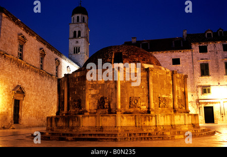 Dubrovniks 15. Jahrhundert Onofrio Brunnen beleuchtet in der Abenddämmerung. Das Denkmal befindet sich in der Altstadt. Stockfoto