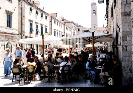 Placa, attraktive Fußgängerzone von Dubrovnik mit einheimischen und Touristen gleichermaßen beschäftigt. Stockfoto