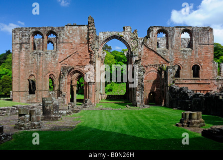 Norden und Süden Querschiff und Chor, Blick nach Osten vom Kirchenschiff. Furness Abbey, Cumbria, England, Vereinigtes Königreich, Europa. Stockfoto