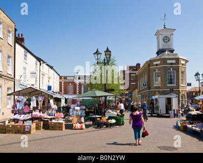 Clock Tower und Markt Stände in der Innenstadt am Brigg, North Lincolnshire, Großbritannien Stockfoto