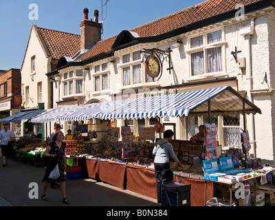 Marktständen außerhalb der Black Bull Inn Brigg North Lincolnshire UK Stockfoto