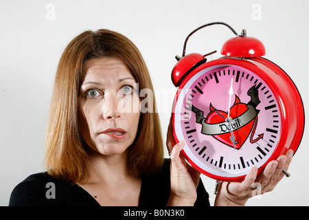 Spät, Frau verläuft spät dran und ist besorgt über die Zeit halten Uhr Stockfoto