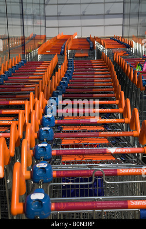 Aufgereiht vor einem Supermarkt Einkaufswagen. Stockfoto