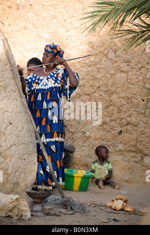 Frau Dorfbewohner, Segou, Westafrika, Entwicklungsland, entwickelt weniger wirtschaftlich aufstrebenden Kultur Stockfoto