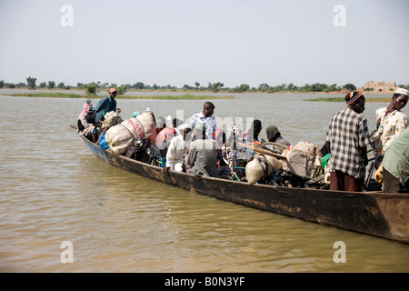 Passagier auf Einbaum auf dem Niger in Segou, Mali, Westafrika Stockfoto