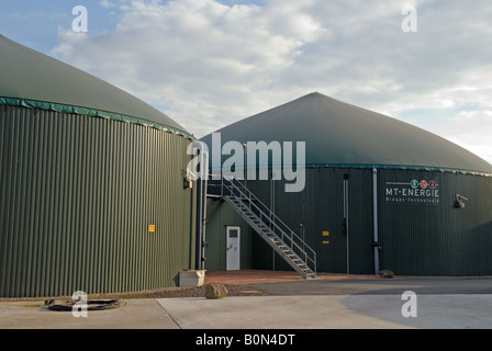 Biogas-Panzer auf einem Bauernhof, die Erzeugung von Strom in das Dorf Strohen, Niedersachsen, Deutschland. Stockfoto