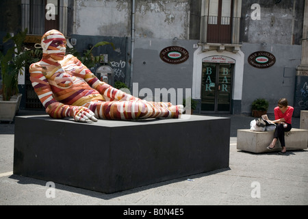 Riesige Skulptur des Künstlers G Perez auf der Messe in Piazza Bellini Catania Sizilien Italien Stockfoto