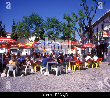 Andalusien Granada bunten Café an einem Platz mit Blick auf die Alhambra Stockfoto