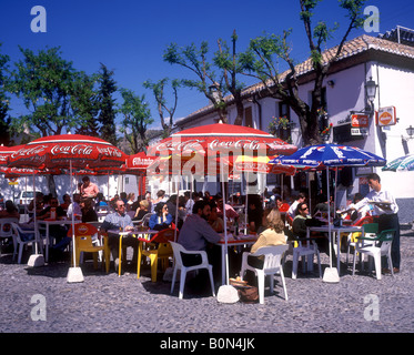 Andalusien Granada bunten Café an einem Platz mit Blick auf die Alhambra Stockfoto