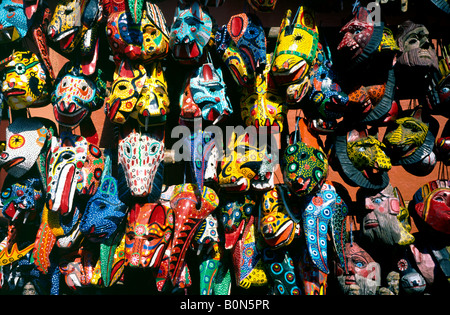 31. Januar 2002 - handgefertigte Maya Holzmasken für traditionelle Tänze auf dem Wochenmarkt von Chichicastenango in Guatemala. Stockfoto