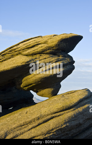 Nahaufnahme von Felsen am Derwent Rand mit entfernten Hügeln nur sichtbar durch Loch im Felsen. Der Rock ist oben Ladybower Vorratsbehälter. Stockfoto