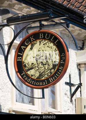 Pub-Schild, traditionelles altes hängendes Schild im Black Bull, England, Großbritannien Stockfoto